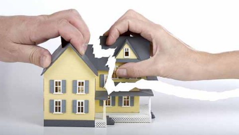 Продавать долю квартиры нужно по закону