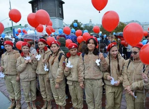 Сотни воздушных шаров и бумажных голубей в память о героях войны