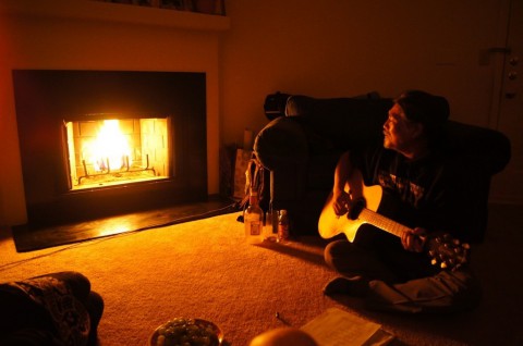 Метель, камин и звук гитары Метель, камин и звук гитары