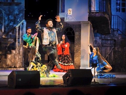 Цыган пришел в редакцию газеты "Пенсионер"