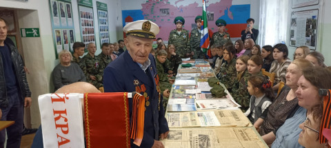98-летний ветеран прошел урок мужества 98-летний ветеран прошел урок мужества