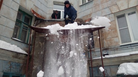 Снег на крыше – реальная угроза жизни