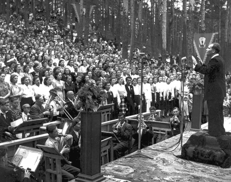 А.В.Глаголев дирижирует городским сводным хором на Празднике песни в ЦПКиО 1954г