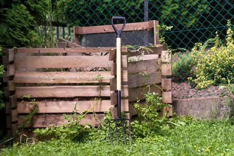 Обязательно ли перелопачивать компост осенью?