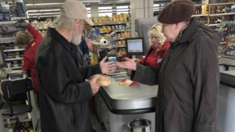 Почему пожилому москвичу не продали хлеб?