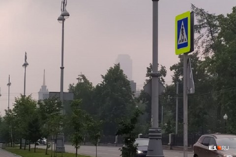 Екатеринбург окутала белая пелена со странным запахом