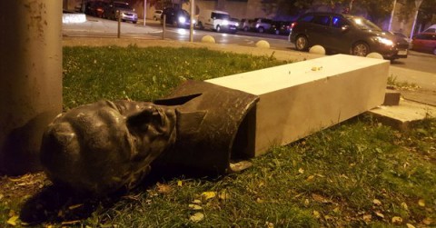 Пенсионер посягнул на памятник антифашисту и поплатился