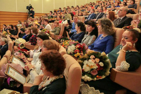 Вручены премии педагогам