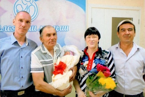 На пенсии не скучно: 62-летний мужчина стал отцом