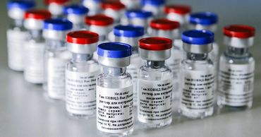 Вакцину от COVID-19 испытывают на пожилых