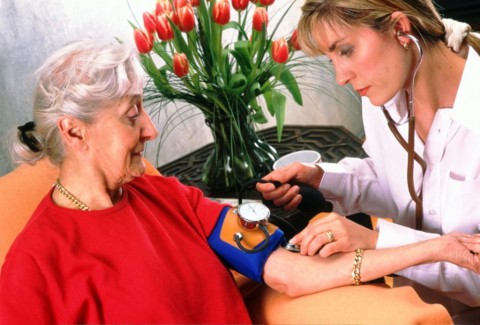 Частные клиники профинансируют для помощи пожилым