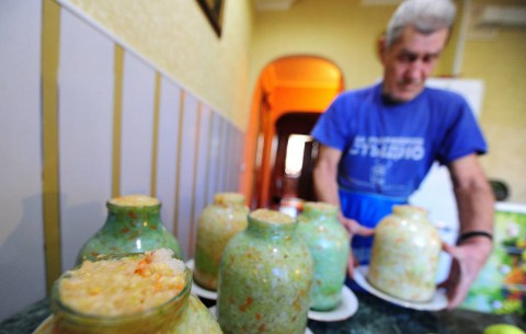 В Роспотребнадзоре рассказали об опасности домашних консервов