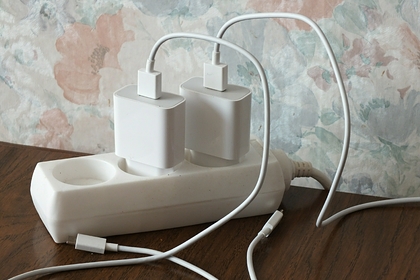 Можно ли заряжать телефон всю ночь и спать рядом?