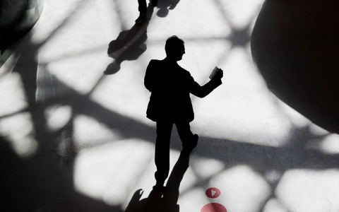 ​Россияне назвали профессии со слишком большой зарплатой