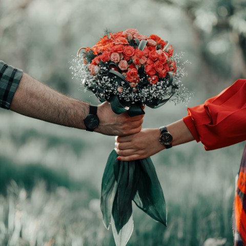 Кому проявить инициативу при знакомстве?