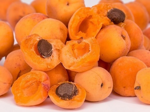 Кому вредно есть абрикосы