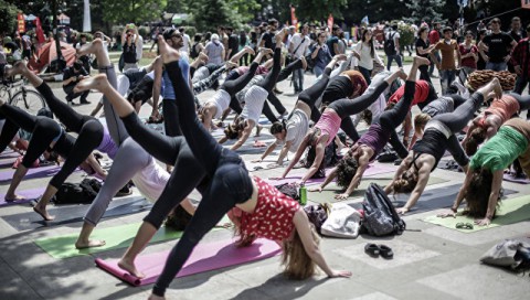 Кто больше занимается спортом, пенсионеры или молодежь?