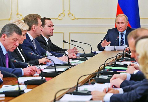 Путин призвал найти средства на пенсионные изменения