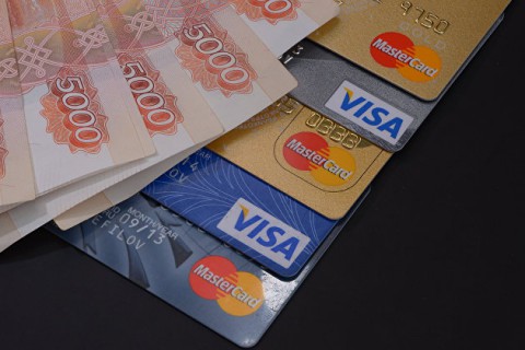 Для россиян изменят правила карточных переводов с 1 мая
