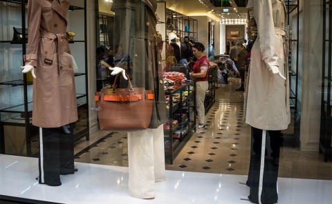 Почему эксперты советуют запастись одеждой и обувью впрок?