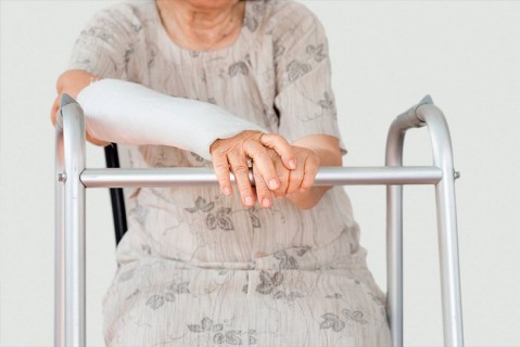 Переломы у пожилых людей: что нужно знать?