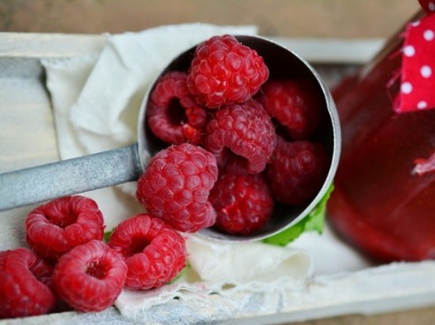 Кому вредно есть малину