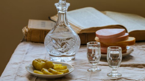 К чему приведет привычное сочетание водки с огурцом