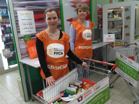 Уральцы накормили стариков из глубинки