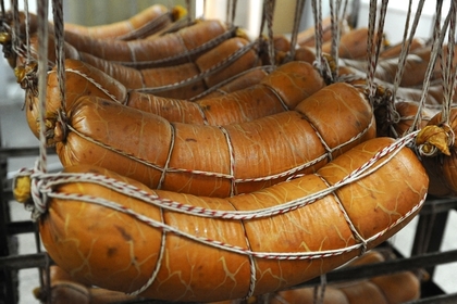 Кошек не нашли: Роскачество проверило колбасу