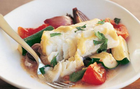 Вкусный минтай с овощами в духовке