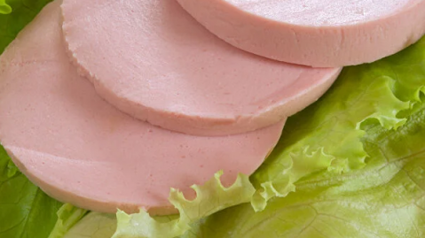 Диетолог рассказала, кому нельзя есть колбасу