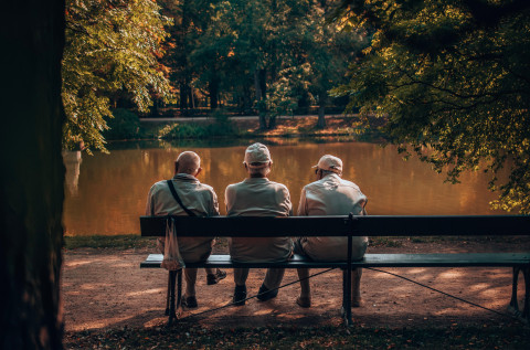 Какой бывает дружба? Ответили пенсионеры