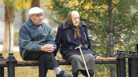 В регионах для пенсионеров начали вводить комендантский час