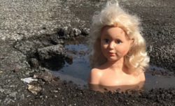 ​Пенсионер придумал жуткий способ борьбы с ямами на дорогах