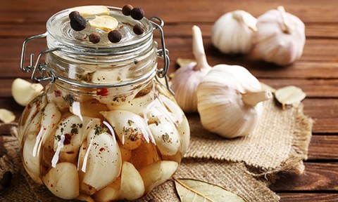 Заготовки: маринованный чеснок и салат «Молодчик»