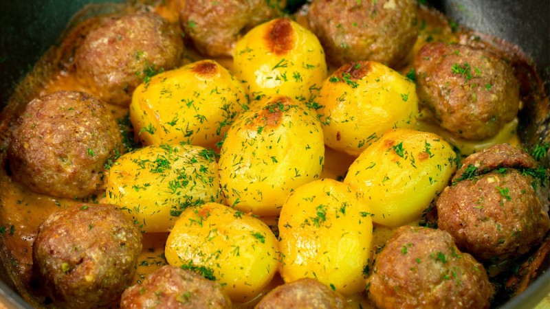 ​Сочные фрикадельки с картофелем