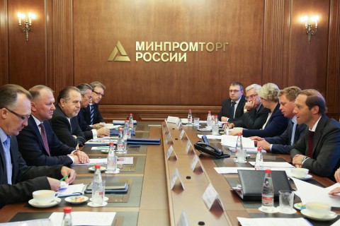 Минпромторг разработал систему продовольственной помощи малоимущим на базе банковских карт «Мир»