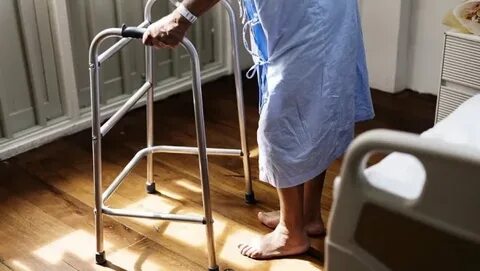 ​Частные клиники обяжут ухаживать за пожилыми