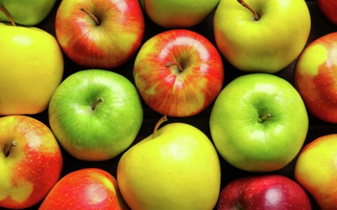 Кому и когда нельзя есть яблоко с кожурой
