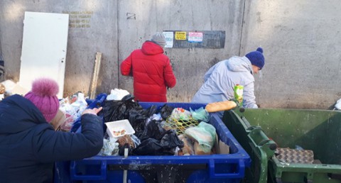 Почему челябинские старики роются на помойке?