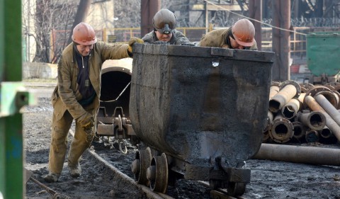 Госдума думает повысить зарплату шахтерам