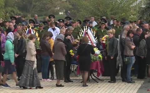Тысячи человек пришли проститься с жертвами "керченского убийцы"