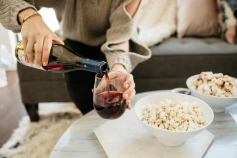 Лечимся вином, попкорном и сайрой