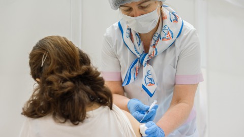 Голикова уточнила правила по употреблению алкоголя при вакцинации