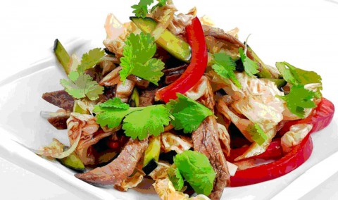 Салат с говядиной, овощами и зеленью