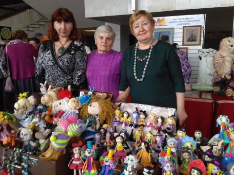 Уральские мастера: цветы из камня, гравюры на звериной шкуре