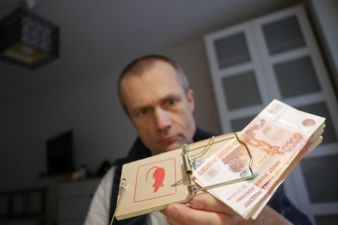 Как пожилым людям избежать долговой кабалы