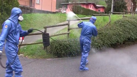 Как русские военные спасают стариков в Италии