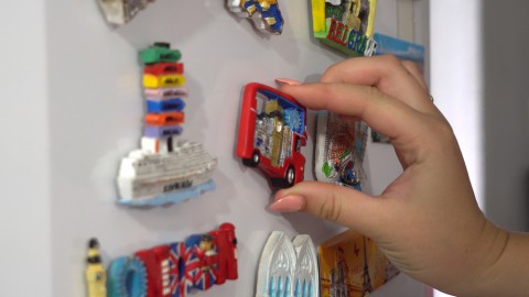 Чем опасны магниты на холодильниках?