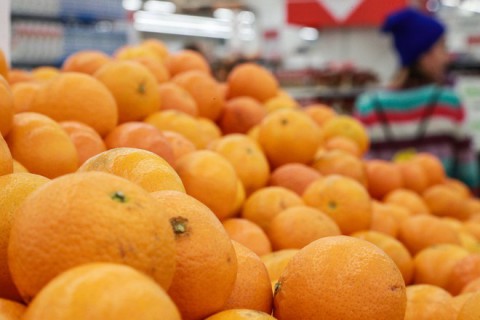 Диетолог рассказал, кому опасно есть мандарины